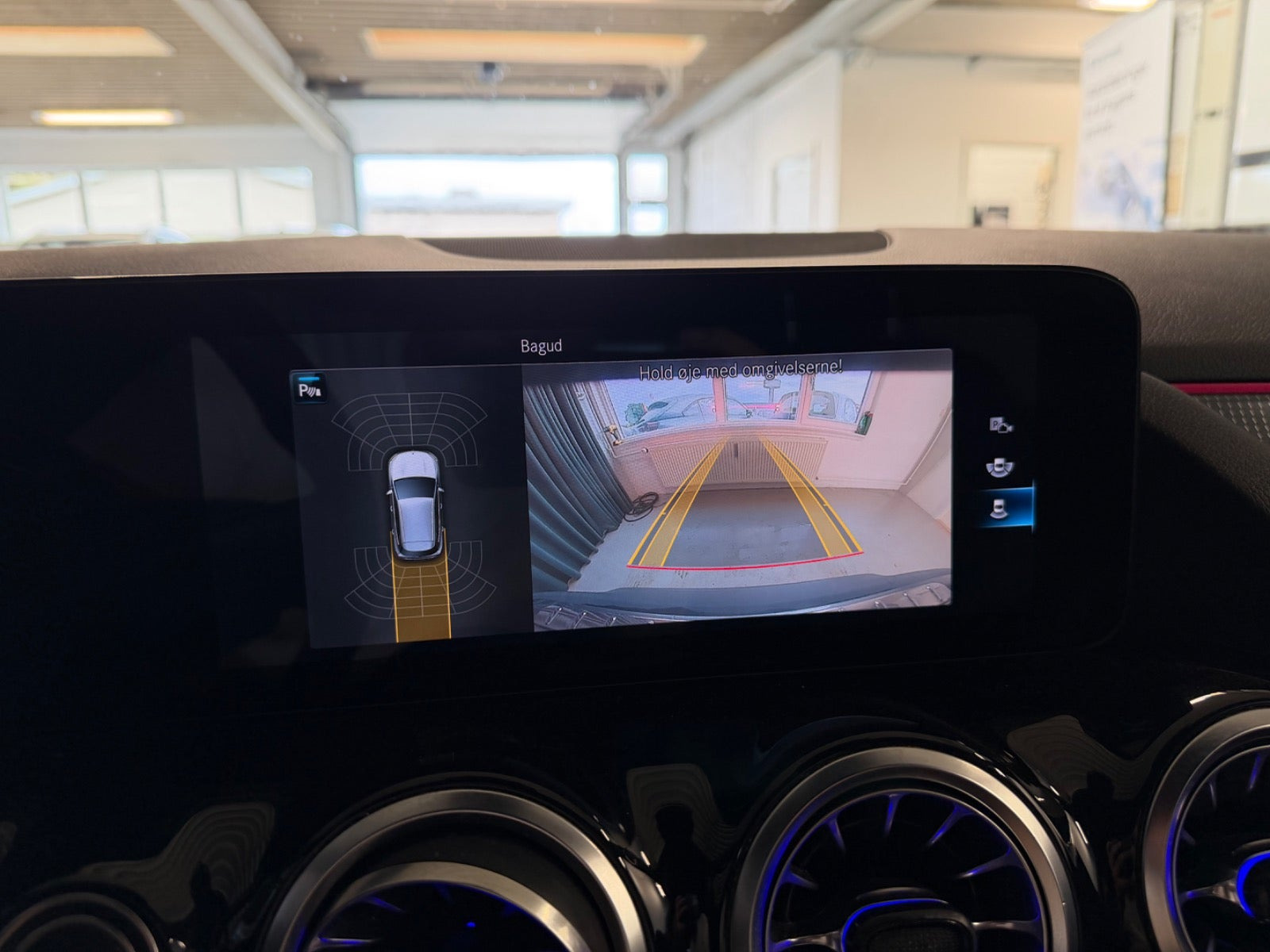 Sølv Mercedes EQA250 fra 2021