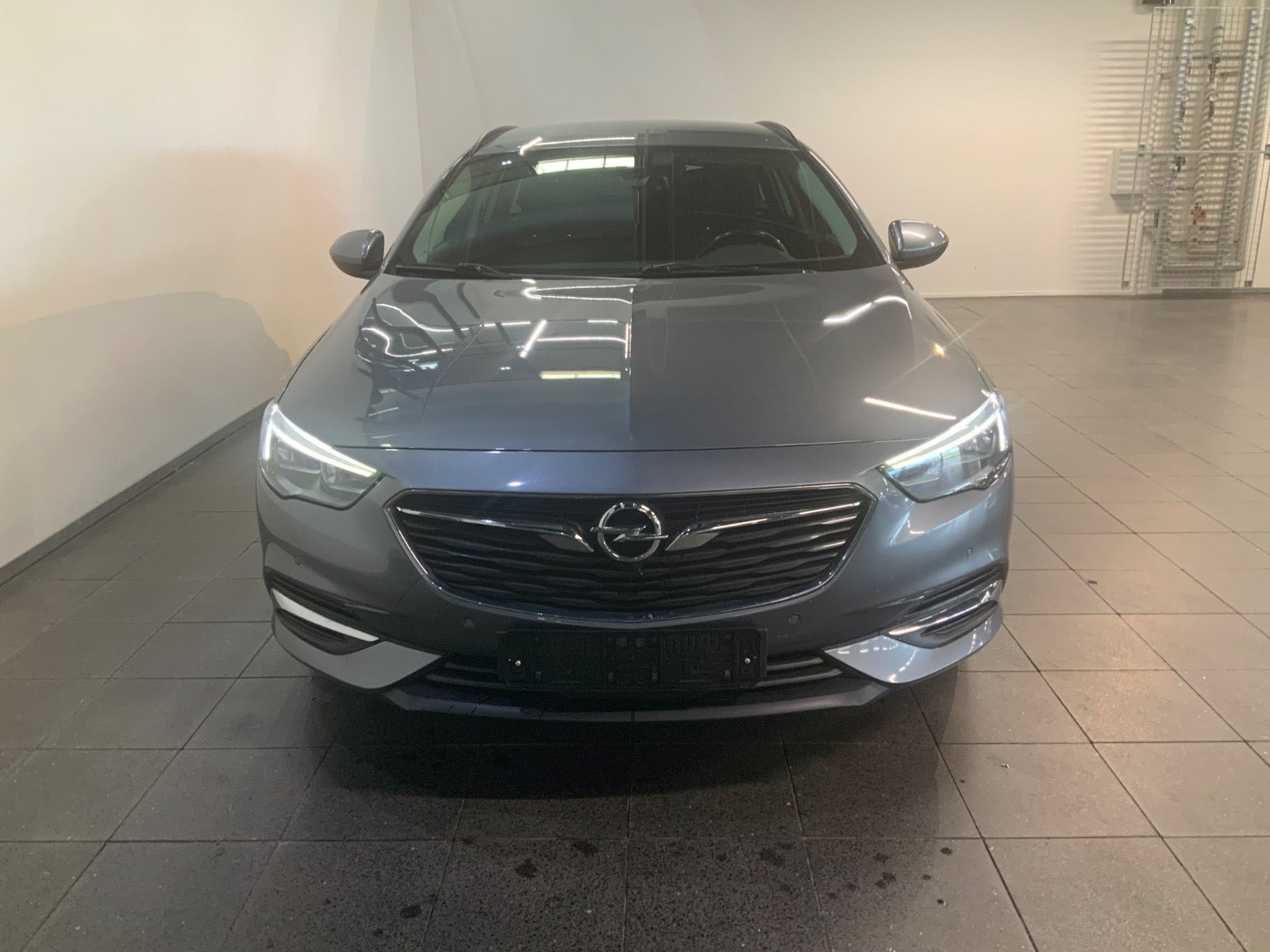 Grå Opel Insignia fra 2018