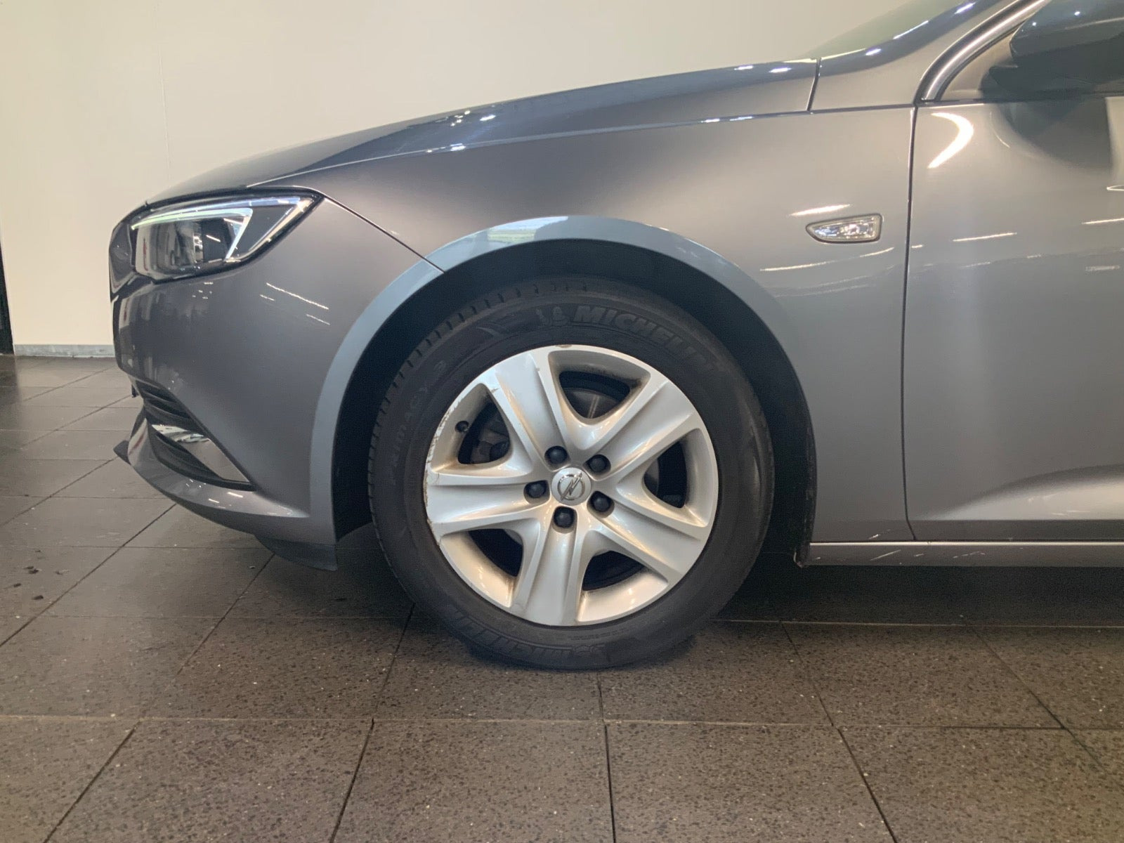 Grå Opel Insignia fra 2018