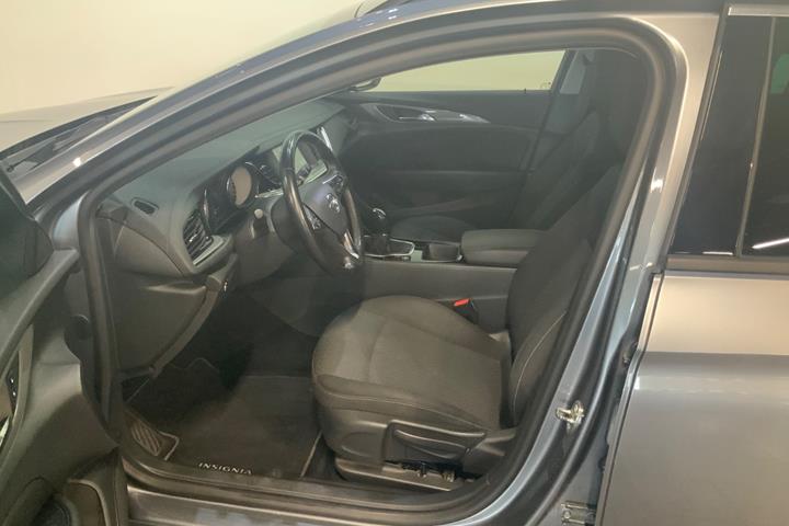 Grå Opel Insignia fra 2018