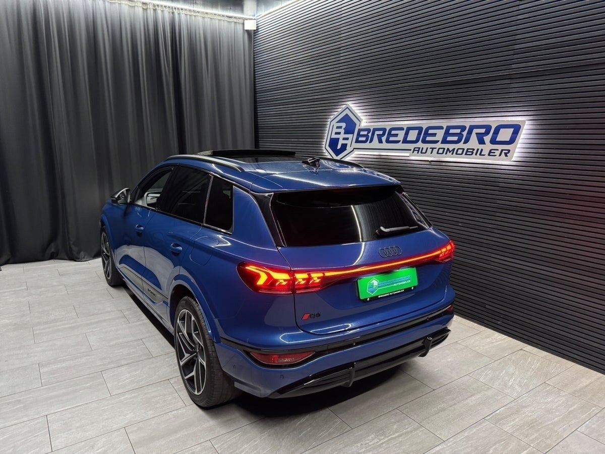 Rød Audi Q6 e-tron fra 2024