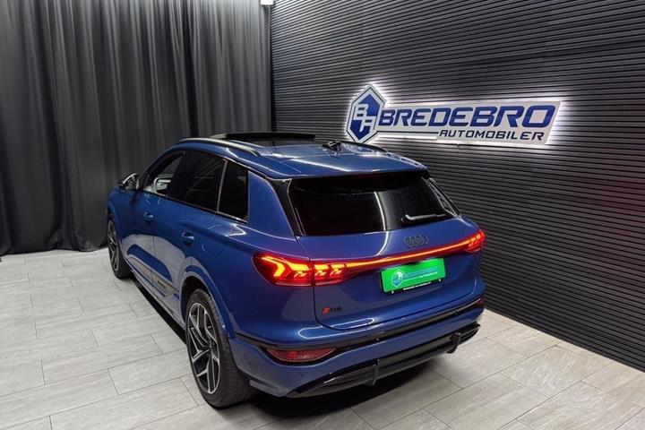 Rød Audi Q6 e-tron fra 2024
