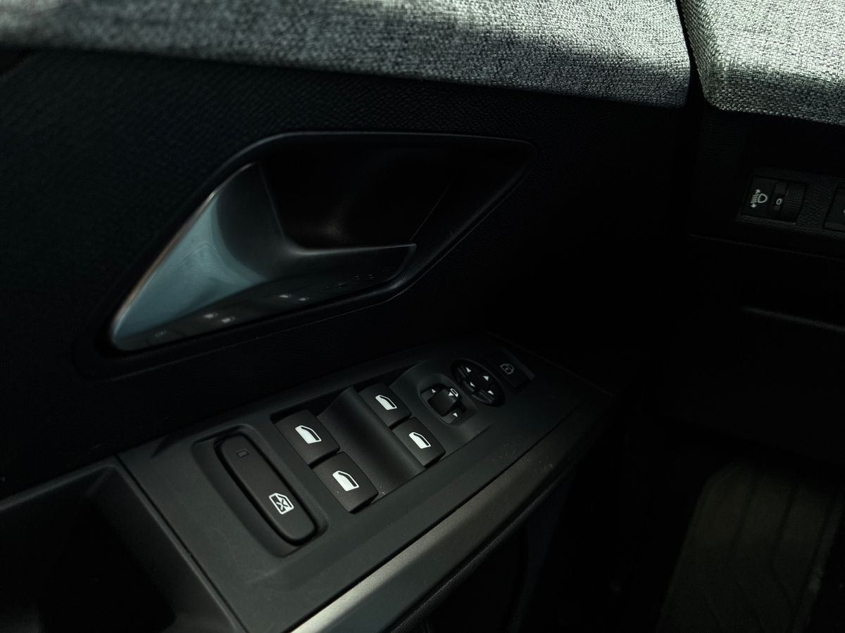 Sort Peugeot e-5008 fra 2025