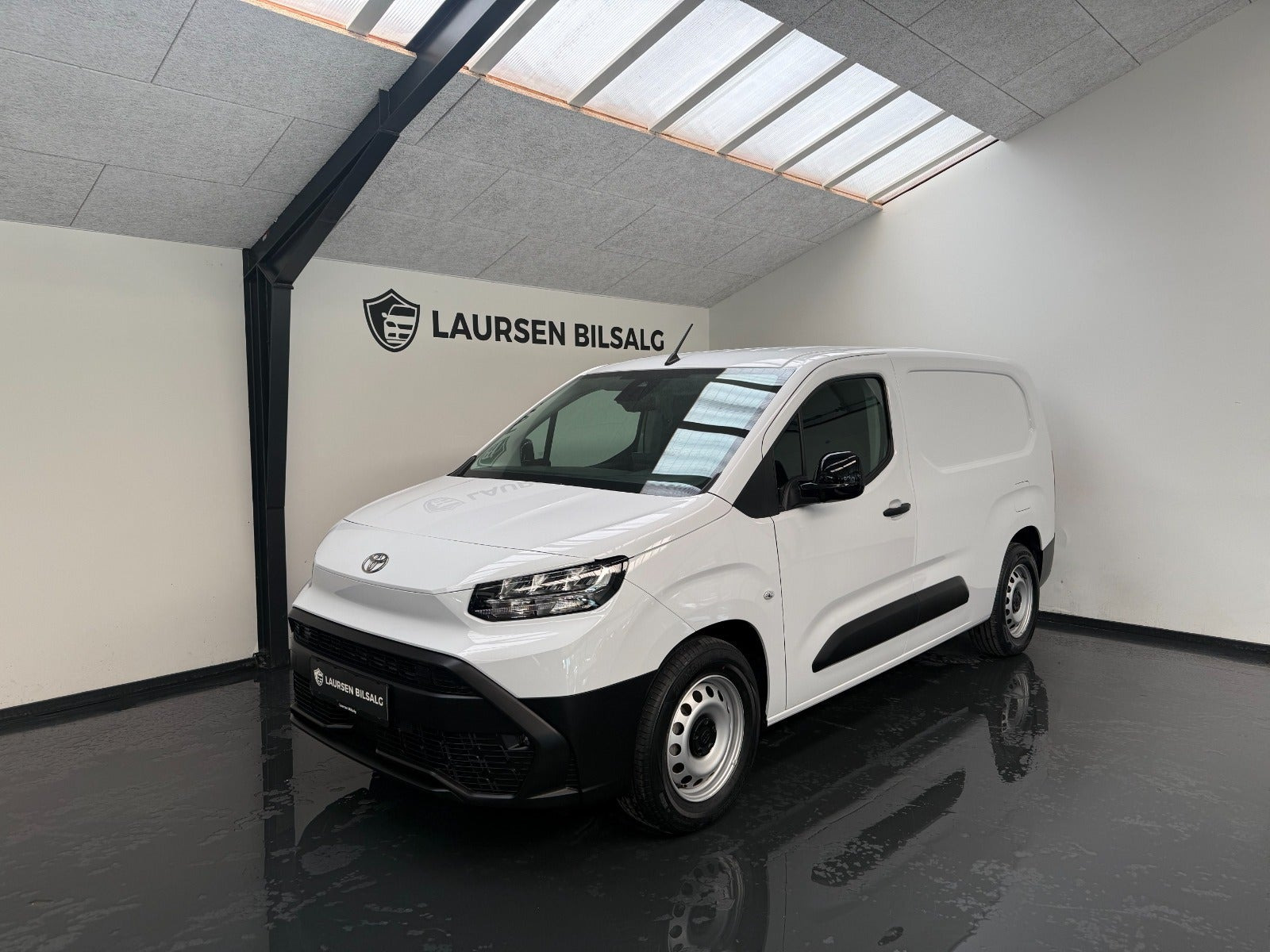Hvid Toyota ProAce City fra 2025