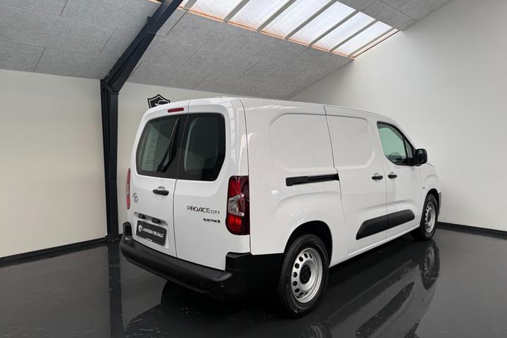Hvid Toyota ProAce City fra 2025
