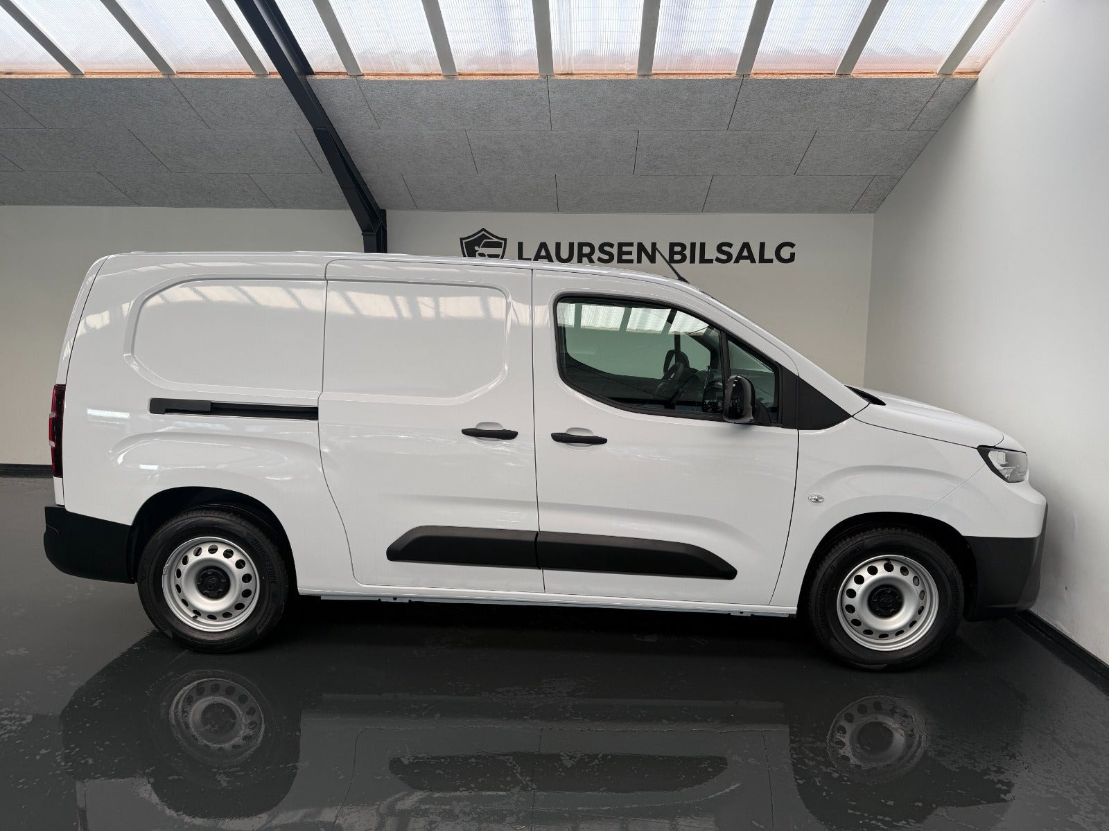 Hvid Toyota ProAce City fra 2025