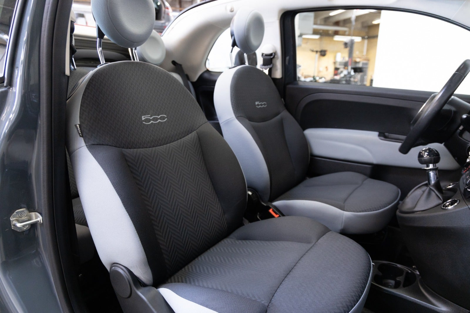 Grå Fiat 500C fra 2018