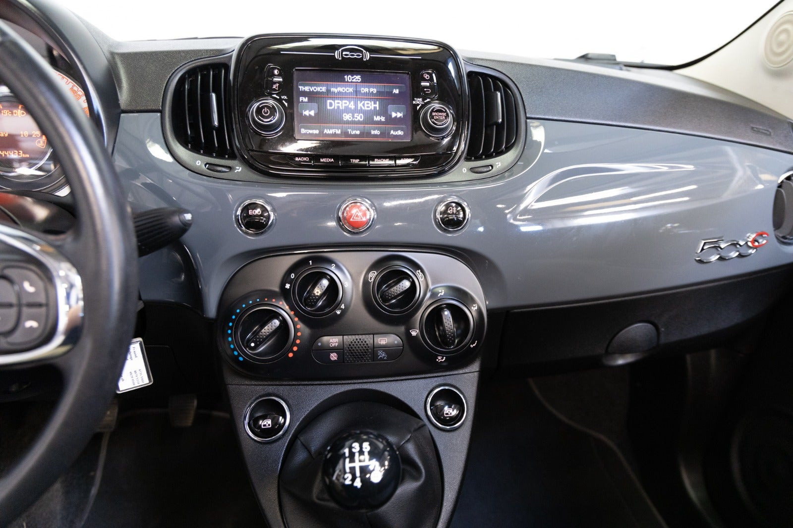 Grå Fiat 500C fra 2018