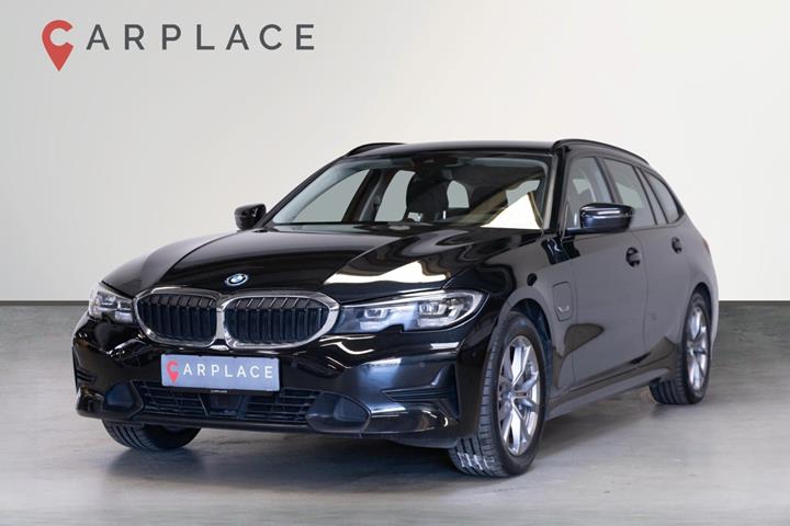 Sort BMW 330e fra 2022