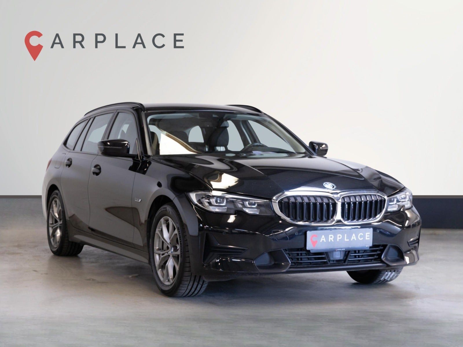 Sort BMW 330e fra 2022