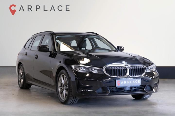 Sort BMW 330e fra 2022