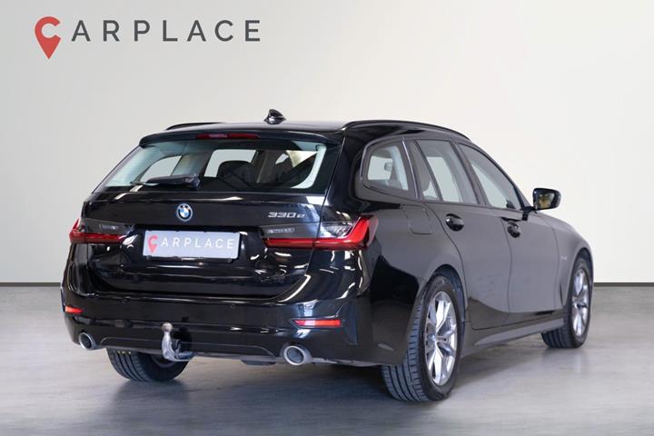 Sort BMW 330e fra 2022