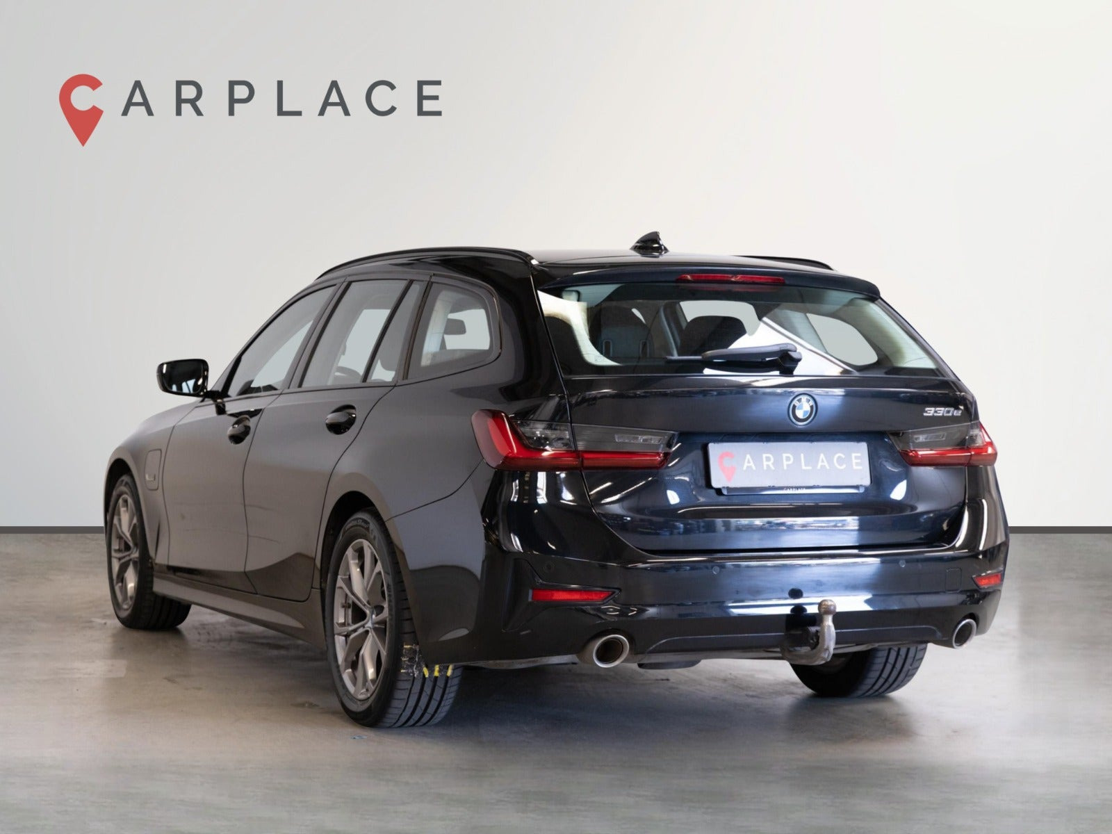 Sort BMW 330e fra 2022