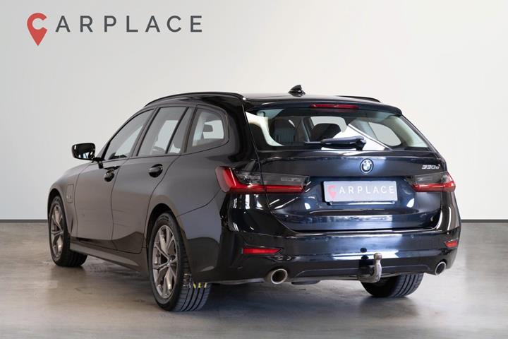 Sort BMW 330e fra 2022