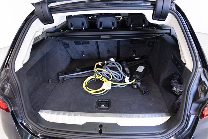 Sort BMW 330e fra 2022