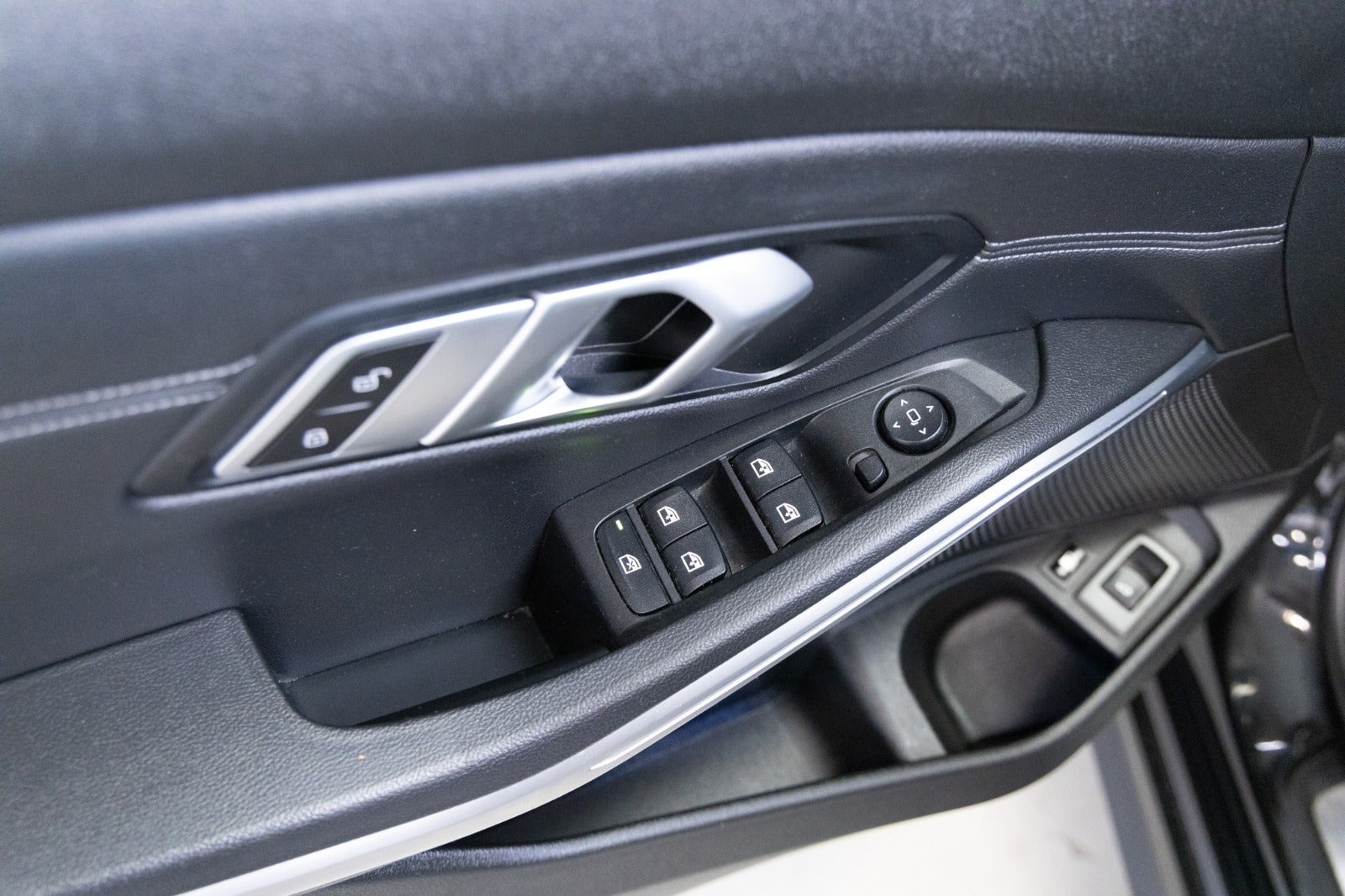 Sort BMW 330e fra 2022