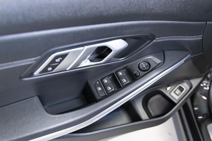 Sort BMW 330e fra 2022