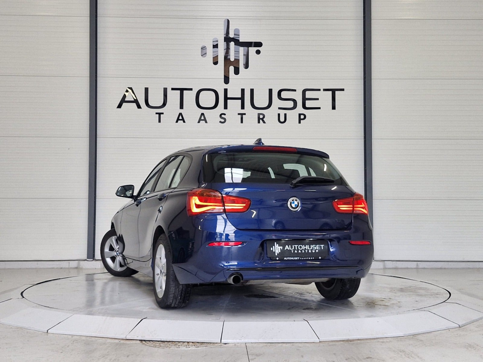 Blå BMW 118i fra 2017