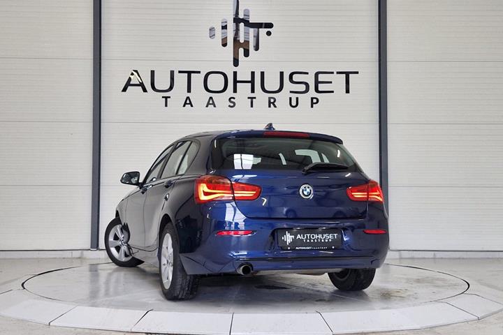 Blå BMW 118i fra 2017