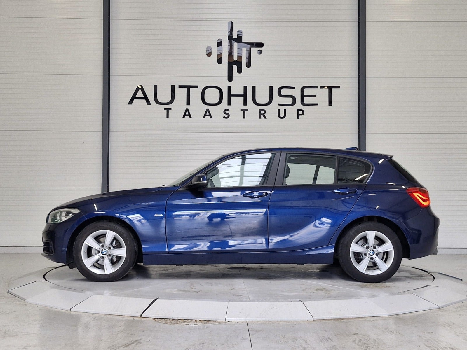 Blå BMW 118i fra 2017