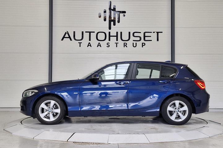 Blå BMW 118i fra 2017