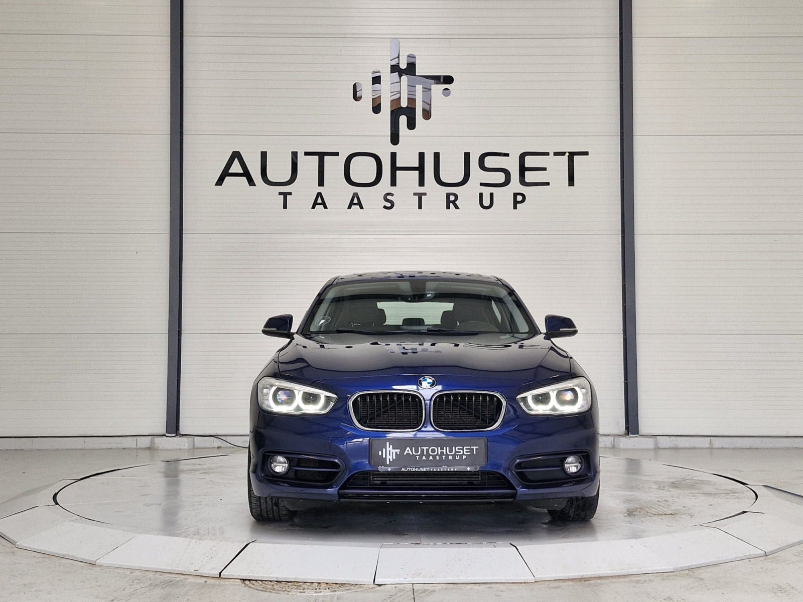 Blå BMW 118i fra 2017