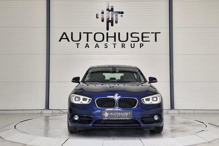 Blå BMW 118i fra 2017
