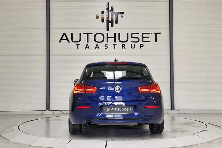 Blå BMW 118i fra 2017