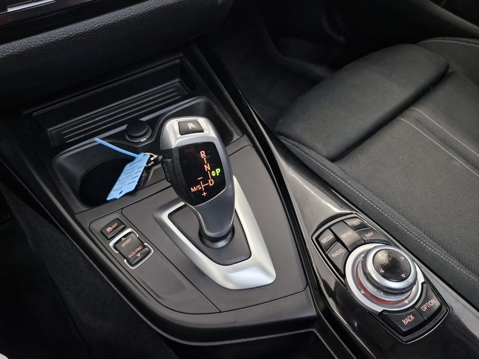 Blå BMW 118i fra 2017