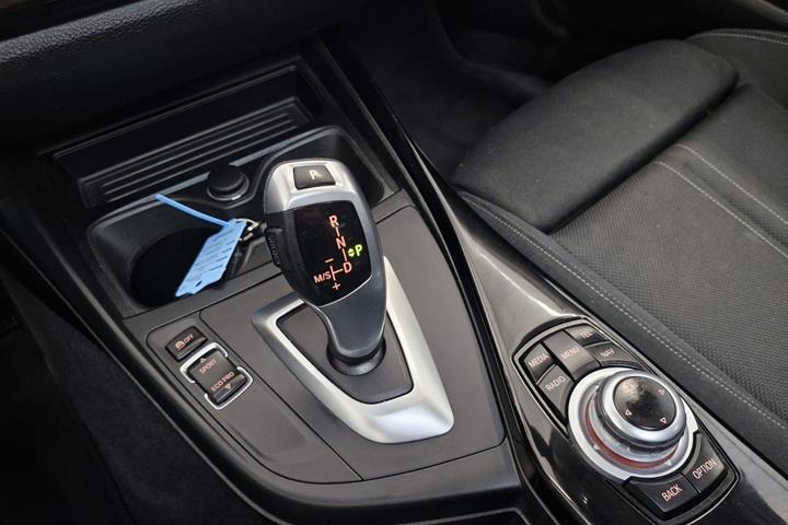 Blå BMW 118i fra 2017