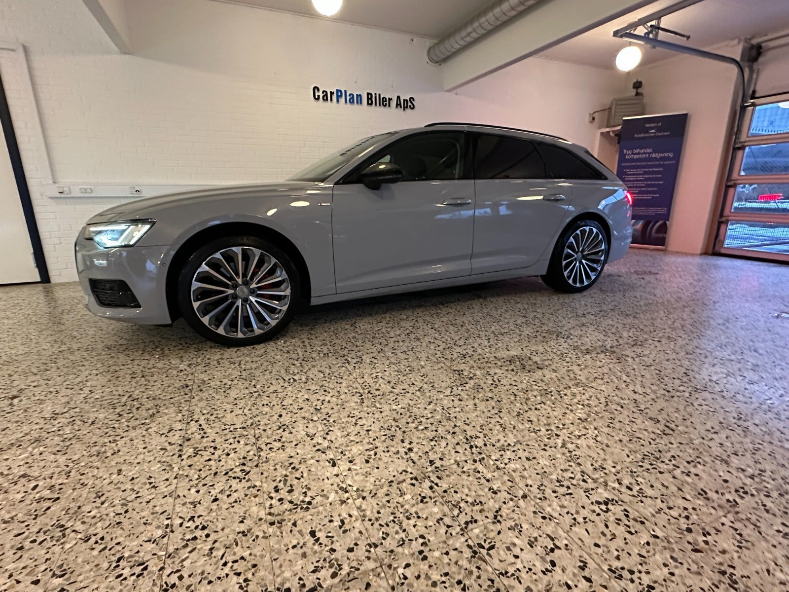Grå Audi A6 fra 2020