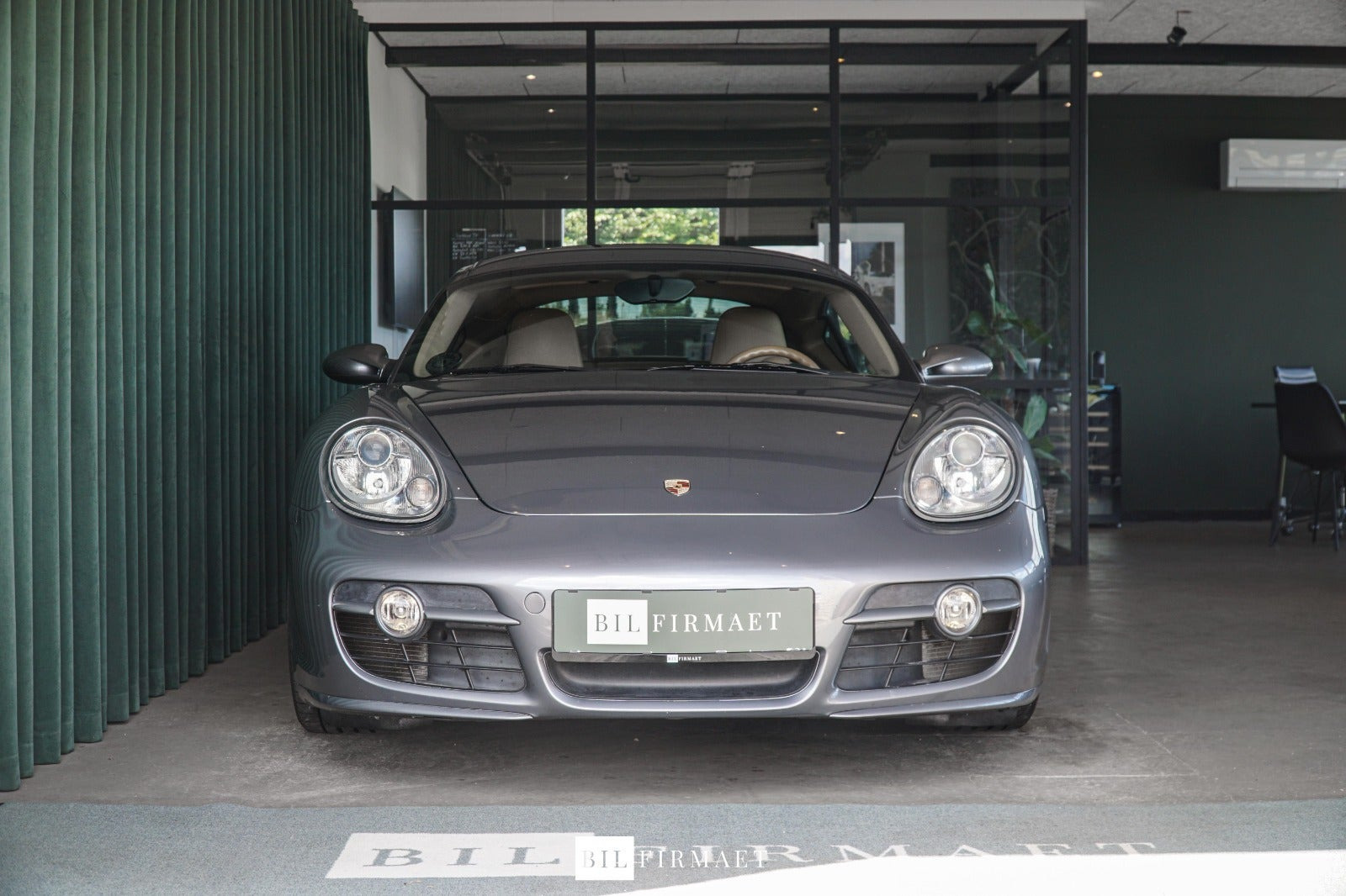 Grå Porsche Cayman S fra 2006