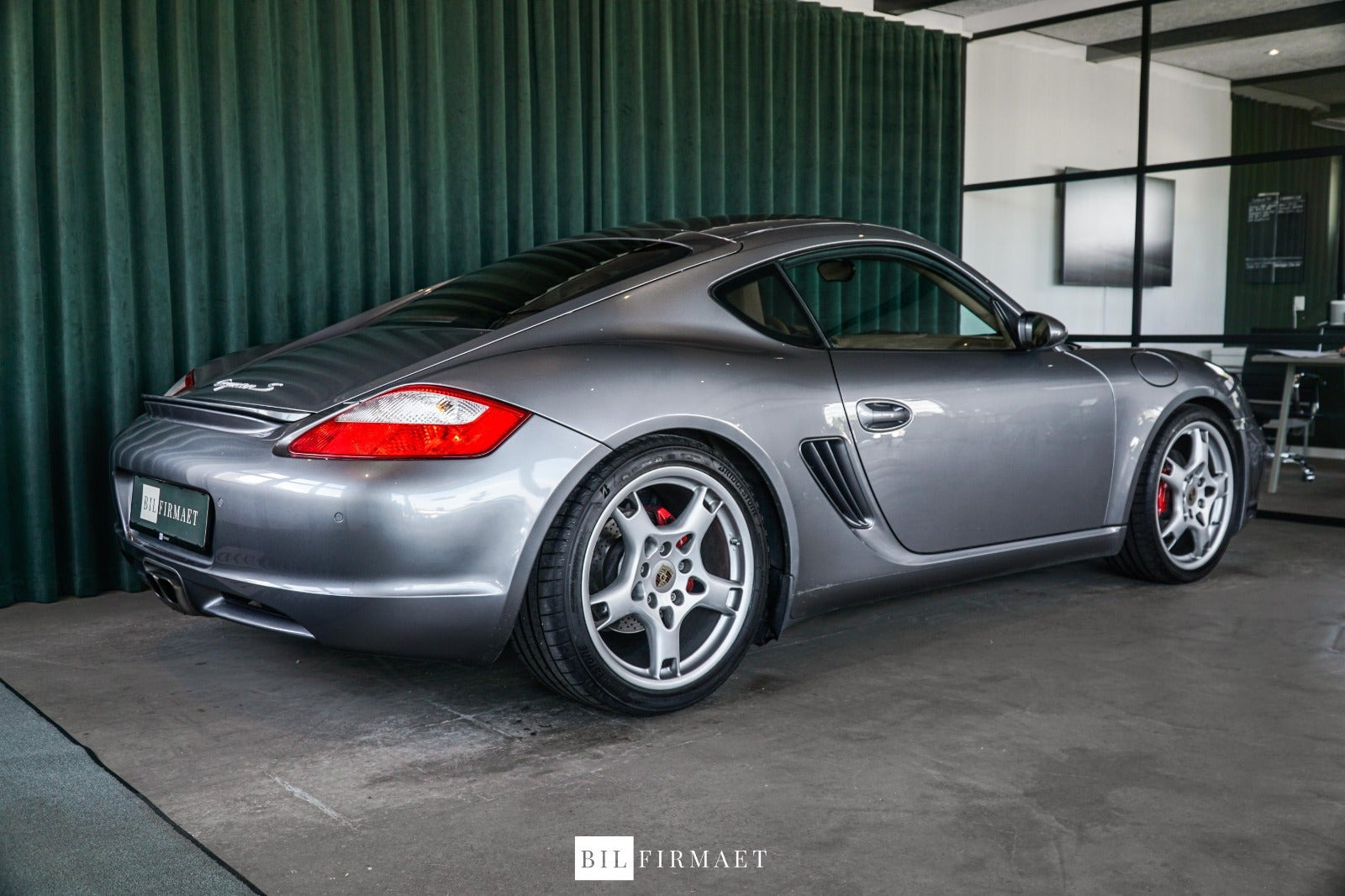 Grå Porsche Cayman S fra 2006