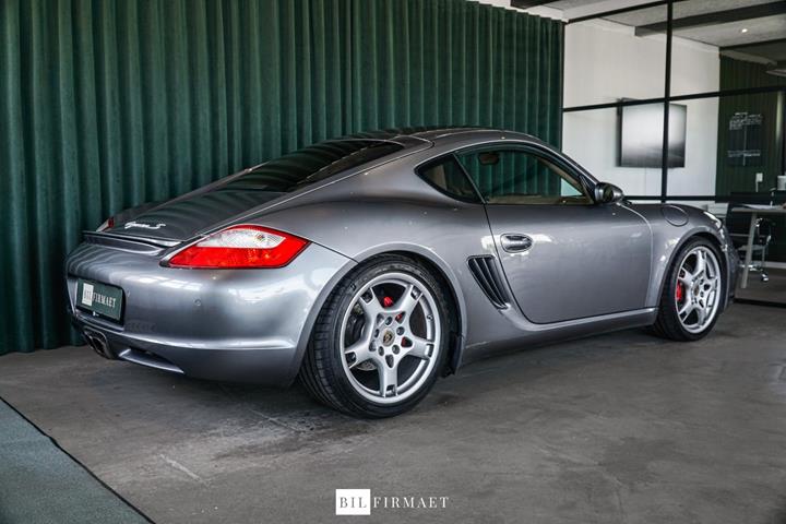 Grå Porsche Cayman S fra 2006