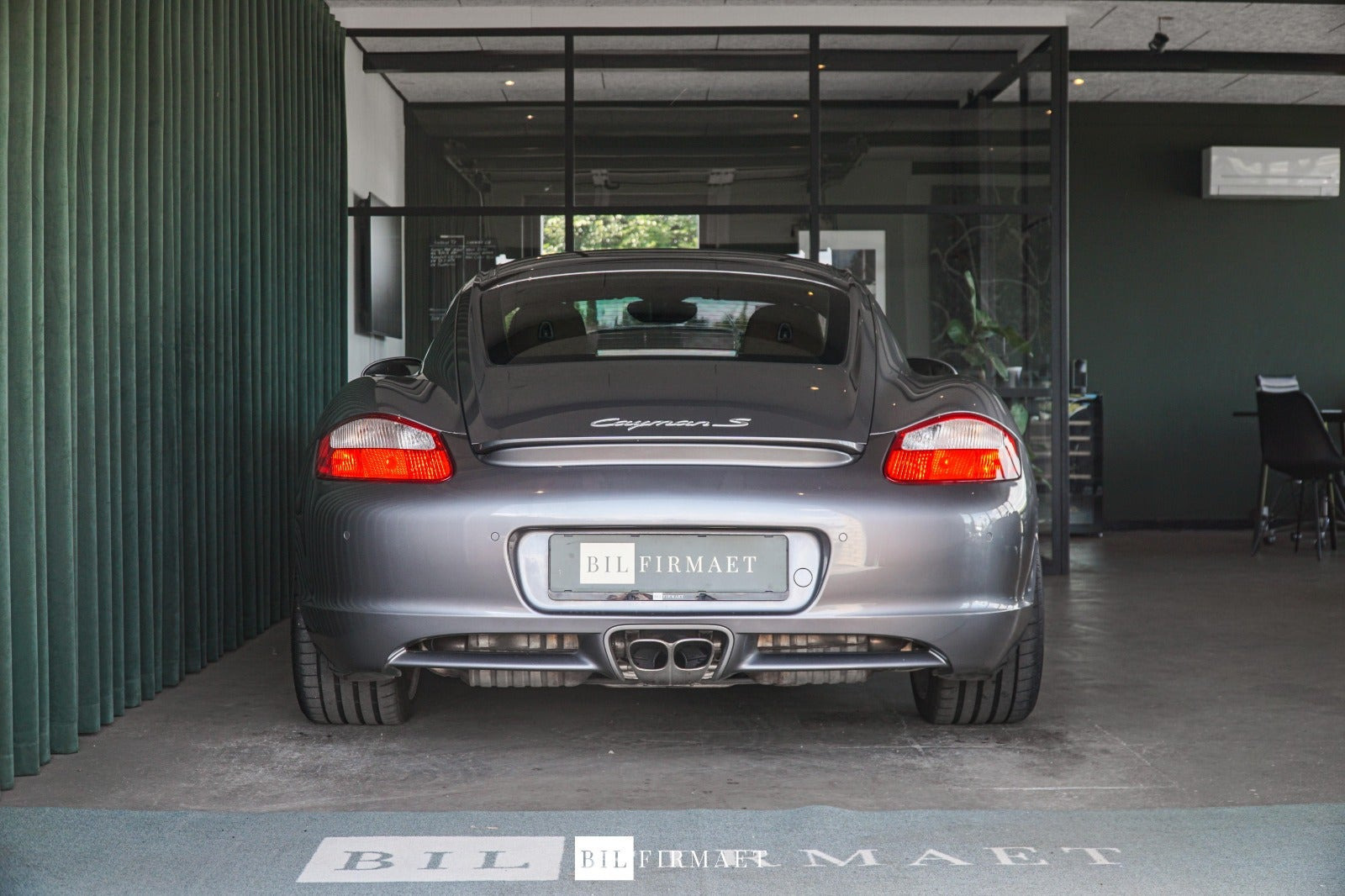 Grå Porsche Cayman S fra 2006