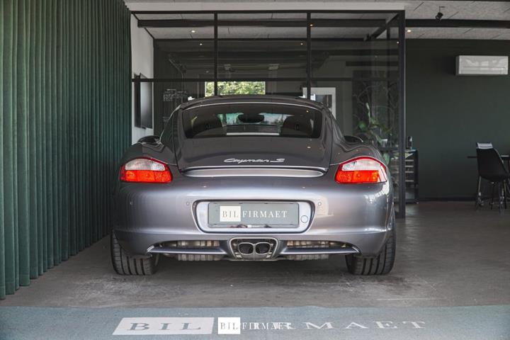 Grå Porsche Cayman S fra 2006