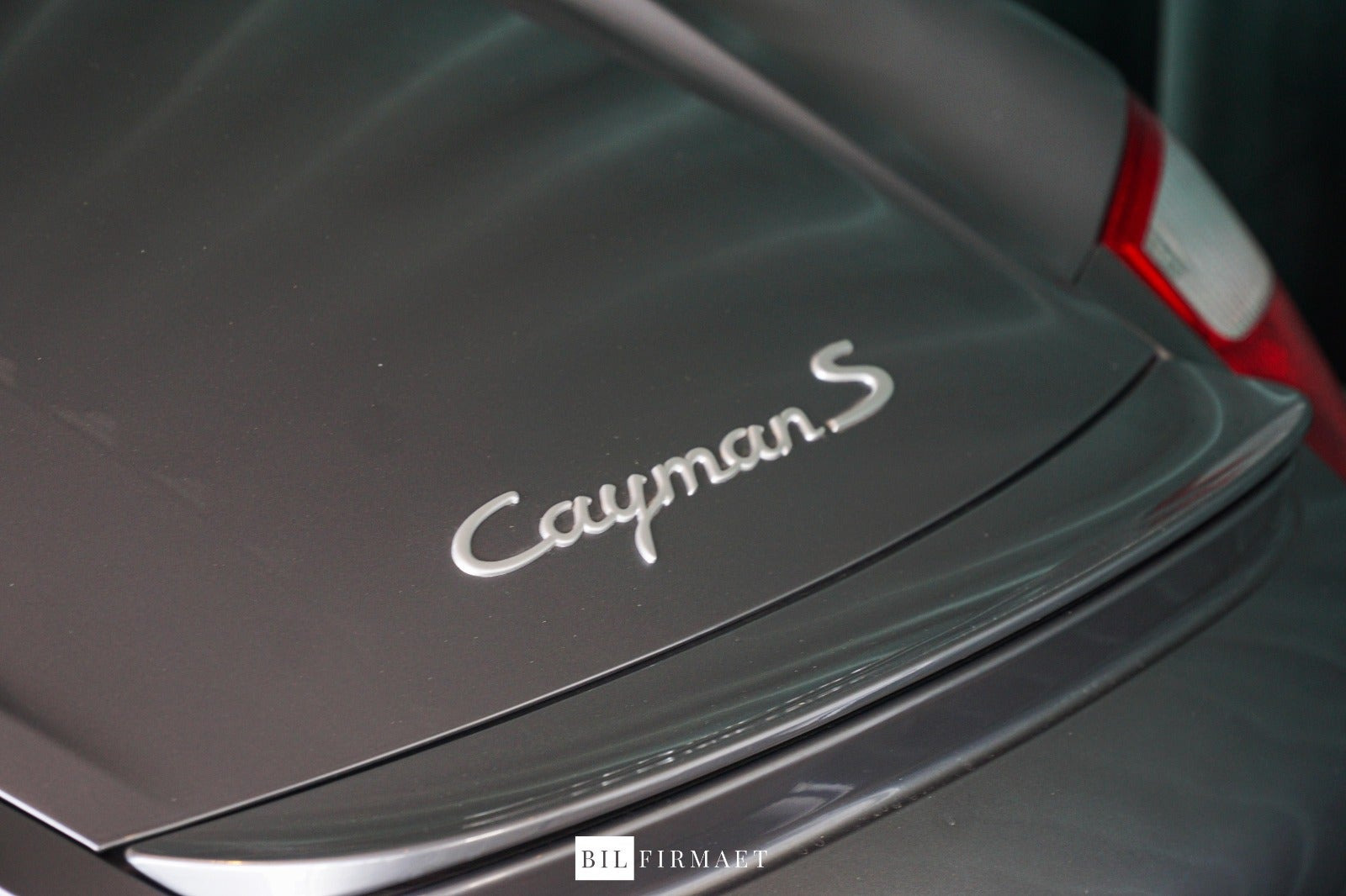 Grå Porsche Cayman S fra 2006