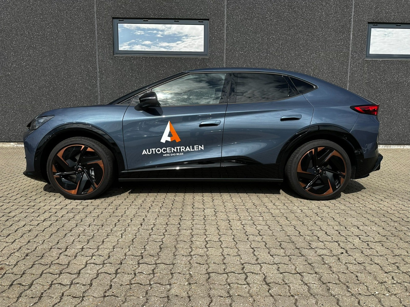 Blå Cupra Tavascan fra 2025