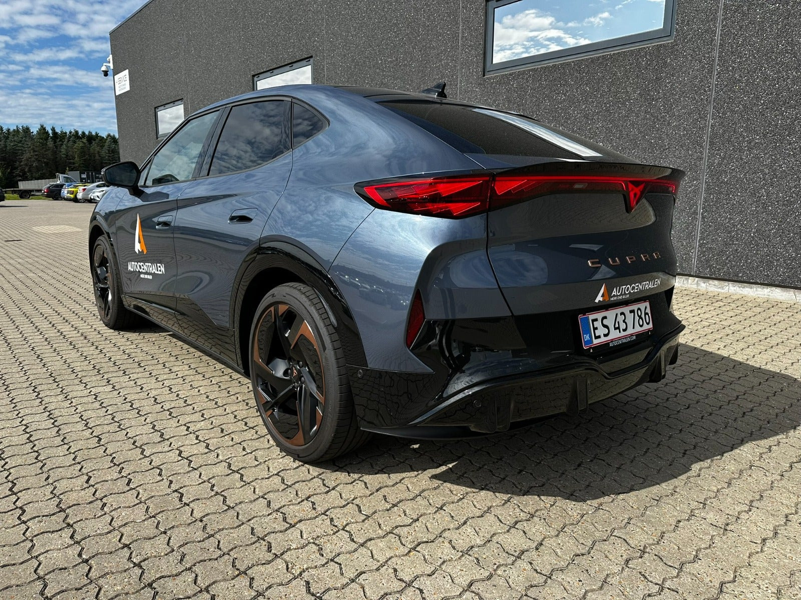 Blå Cupra Tavascan fra 2025