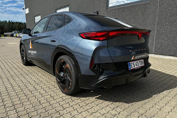 Blå Cupra Tavascan fra 2025