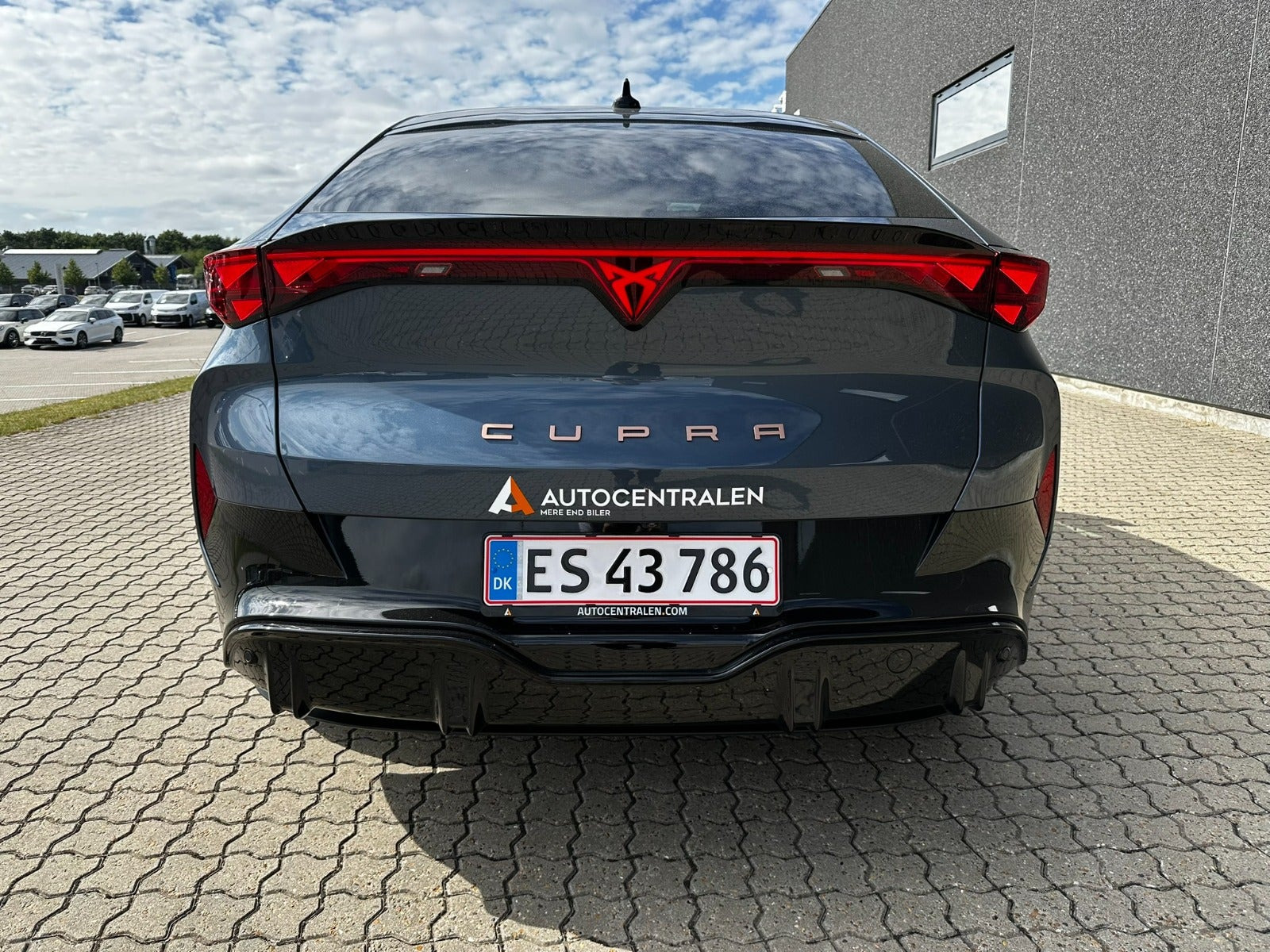 Blå Cupra Tavascan fra 2025