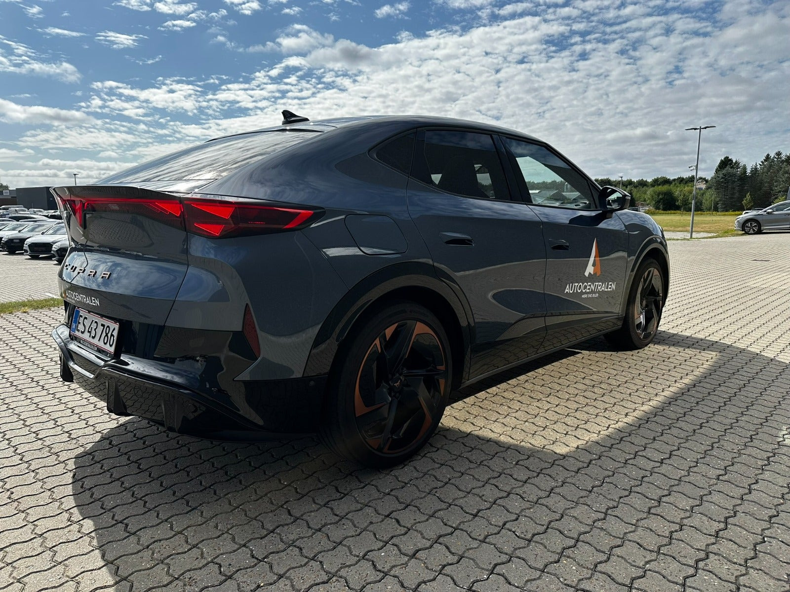 Blå Cupra Tavascan fra 2025