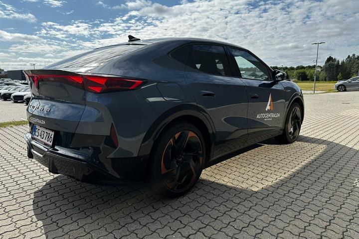 Blå Cupra Tavascan fra 2025