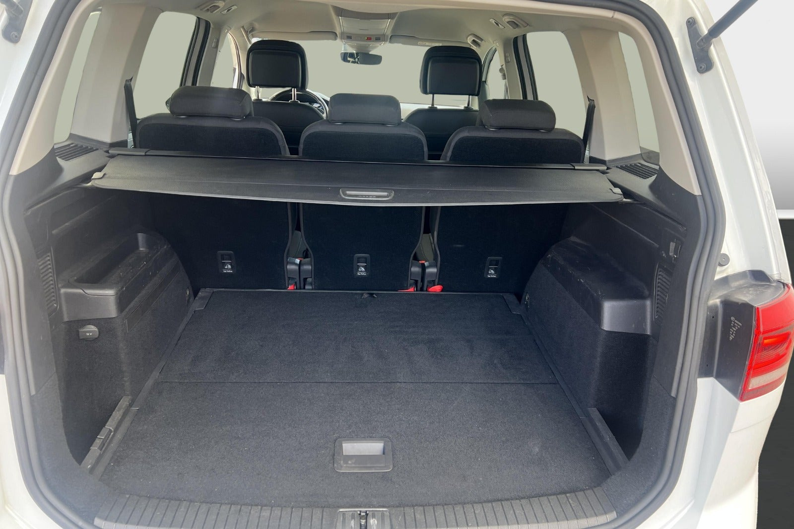 Hvid VW Touran fra 2019