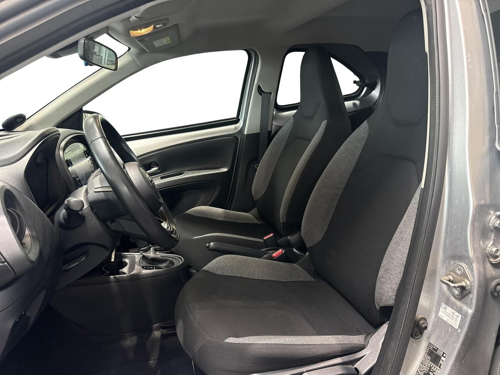 Grå Toyota Aygo X fra 2022