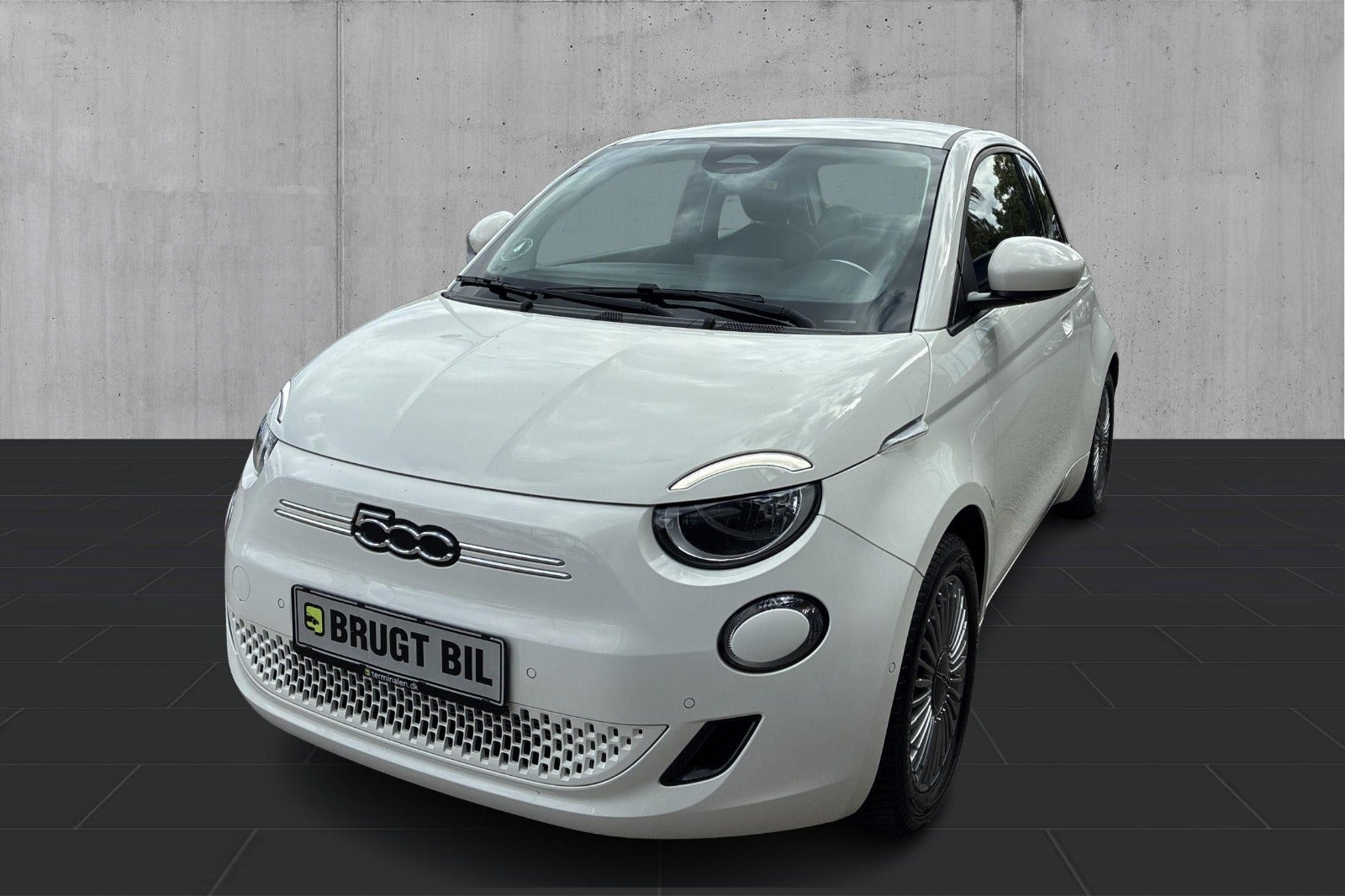 Hvid Fiat 500e fra 2023