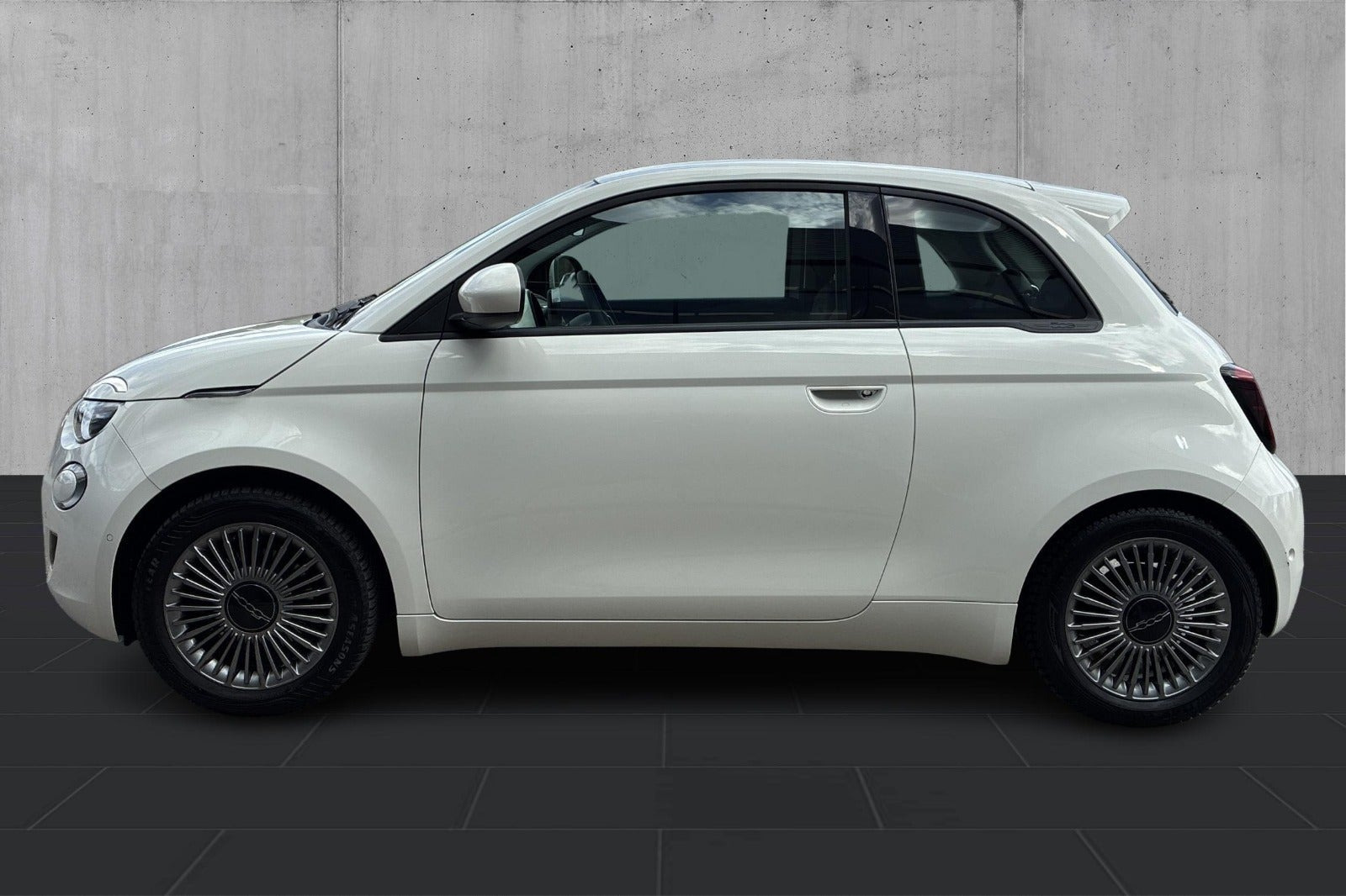 Hvid Fiat 500e fra 2023