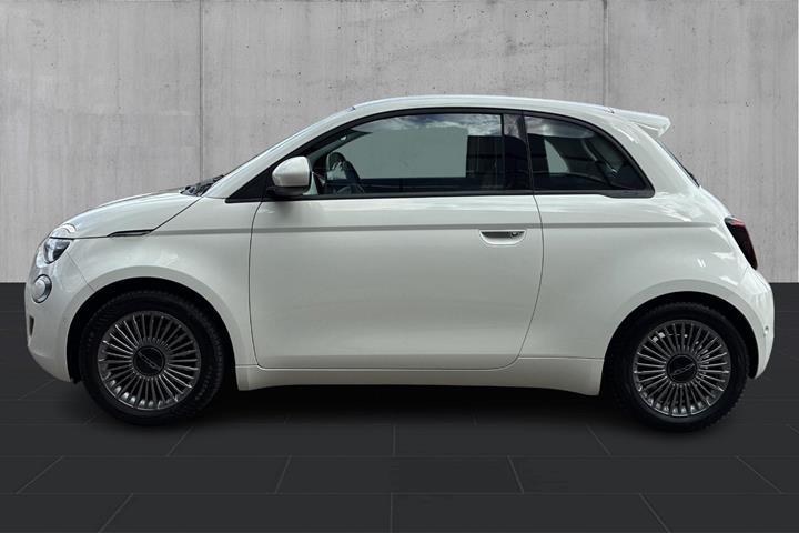 Hvid Fiat 500e fra 2023