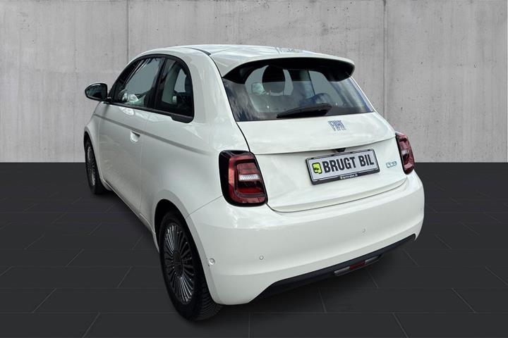 Hvid Fiat 500e fra 2023