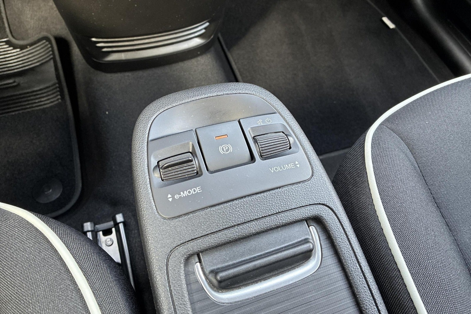 Hvid Fiat 500e fra 2023